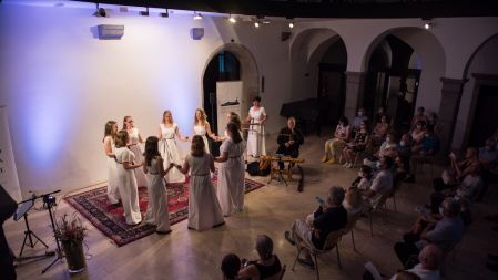 Mladinska vokalna skupina Glasbene matice Ljubljana, Irma Močnik in Janez Jocif.