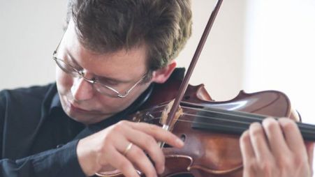 Eden najbolj prodornih mlajših violinistov Žiga Brank na Festivalu Radovljica. (Foto: Jana Jocif / Festival Radovljica))