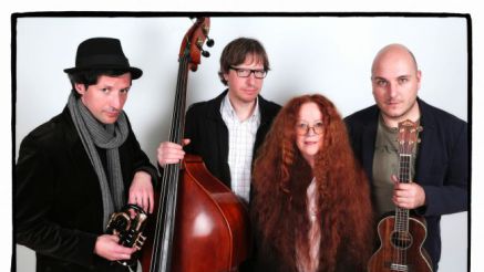 Neca Falk Band: v ospredju Boštjan Narat, avtor glasbe in besedil ter Neca Falk, v ozadju Žiga Golob in Boštjan Gombač. (Foto: Simon Stojko Falk)