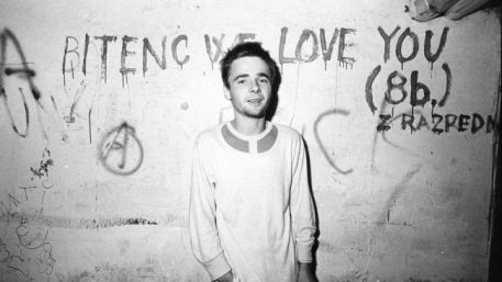 Na improviziranem podiju je med ekipo dvajsetletnikov posebej izstopal mali sključeni pevec, ki nam je cel koncert bolj ali manj kazal hrbet...