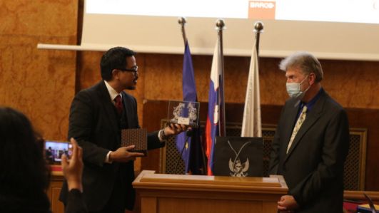 Prof. dr. Svanibor Pettan na slavnostnem dogodku ob izvolitvi za predsednika Mednarodnega združenja za tradicijsko glasbo.