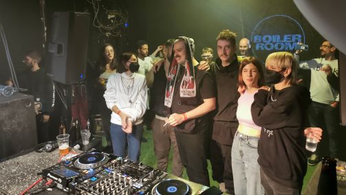 Ekipna fotografija nastopajočih na dogodku VOLTA x Boiler Room v Zagrebu.