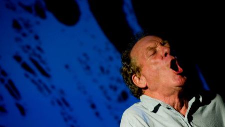 Znani vokalist Phil Minton je letos v Brdih vodil delavnico Feral Choir in nastopil v duetu z Zlatkom Kaučičem. (Foto: Iztok Zupan)