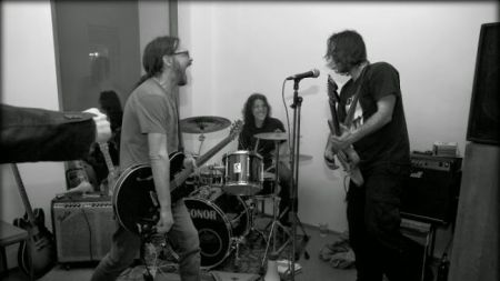 oOo Freeo tvorijo trije izkušeni glasbeniki, ki bodo skozi improvizacijo s PovezoOovanji skupaj z gosti vstopili v nove zvočne izkušnje. (Foto: Sunčan Stone)