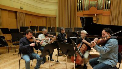 Godalni kvartet Tartini na vaji s pianistom Lovrom Pogorelićem pred serijo jubilejnih koncertov. (Foto: Godalni kvartet Tartini)