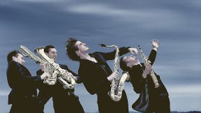 Kvartet saksofonov Signum je zasedba, ki jo odlikuje veselje do eksperimentiranja, ki se kaže v domiselno sestavljenih koncertnih sporedih, ki posegajo tako po priredbah baročnih del kot tudi po sodobnemu repertoarju. (Foto: Signum)