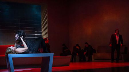 Umetniško sicer komajda po čem navdušujoča, vendar zanesljivo pripravljena in izvedena predstava je za ljubljansko Opero uspešno prestana preizkušnja. (Foto: SNG Opera in balet Ljubljana / Darja Štravs Tisu)