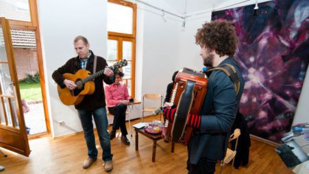 Na tiskovki festivala sta zaigrala tudi Marko Grobler in Janez Dovč, umetniški vodja festivala. (foto Bojan Stepančič)