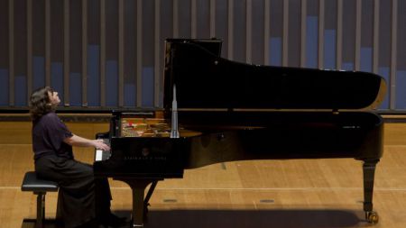 Koncert so zaznamovali visoka kultura tona, slogovno korektne, lahkotno podane in z izpovednostjo nabite interpretacije. (Foto: Matej Kerec / Cankarjev dom)