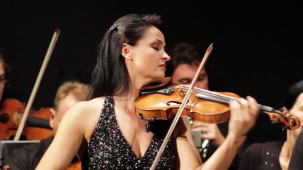 Violinistka Lana Trotovšek si že uspešno utira pot na mednarodne odre. (Foto: www.lanatrotovsek.info)