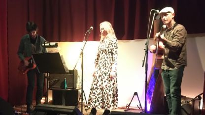 Martin Ramoveš, Uršula Ramoveš in Metod Banko v Galeriji SDK.