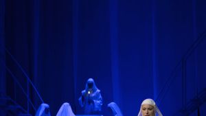 Do izraznih viškov nas je v operi popeljala sopranistka Sabina Cvilak, ki se je s svojim voluminoznim sopranskim glasom tekoče sprehajala po dinamičnih in melodičnih vzponih in padcih... (Foto: Tiberiu Marta)