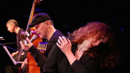 Dogodek je imel pridih pravega kabarejskega večera, kot bi sedeli v kaki pristni pariški kavarni, gledali cvetne lističe, ki padajo s stropa in pevce/glasbenike, ki vsak večer znova s svojimi življenji pričajo za umetnost. (Foto: Žare Modlic)