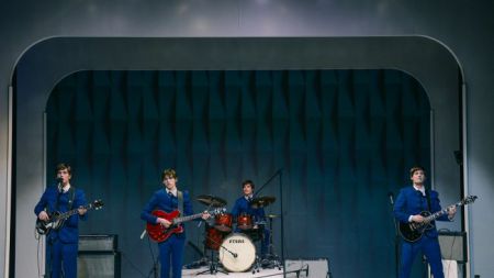 Predstava Neki novi tipi je posvojena zgodba Beatlov in razprtje mehanizmov pop industrije. (Foto:Mankica Kranjec)