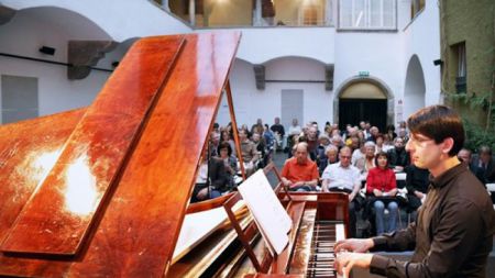 Ta glasba ima za nas prav poseben pomen, saj predstavlja eno izmed prvih velikih epizod naše glasbene zgodovine – s klavirskimi deli Dusika in Pollinija je namreč naše okolje hodilo v koraku s srednjeevropskimi trendi. (Foto: © ZRC SAZU)