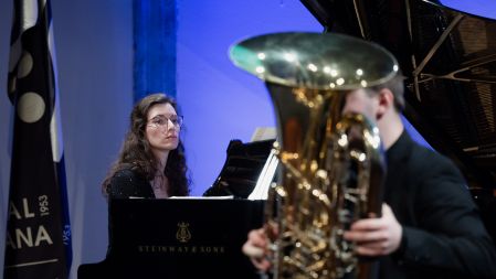 Gašper Poprijan ob spremljavi pianistke Kristine Golob.