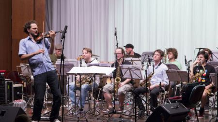 Zasedba Big Band GveriLLaz je na srečanju saksofonistov debitirala in v zadnjih dveh sezonah doživlja bliskovit vzpon. Tokrat jo je vodil violinist Peter Ugrin. (Foto: Matej Vidmar)