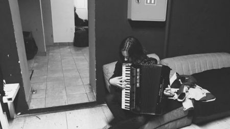 Peter Baroš je diplomirani filozof in sociolog kulture, glasbenik, član zasedbe Zaklonišče prepeva, nekdanji uradnik na MK in danes generalni sekretar SIGIC. (Foto: Tina Rus)