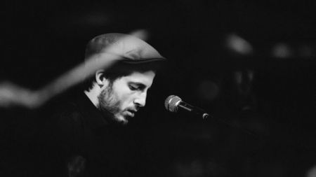 Drugi album ohranja unikaten Balladerov pristop, a obenem napram bolj klavirsko usmerjenemu prvencu prinaša zvočno še pestrejšo in bolj svežo podobo. (Foto: www.balladero.com)