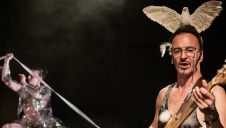 Ivo Poderžaj v predstavi Fuga za narod tria Svojat in kolektiva Via Negativa.