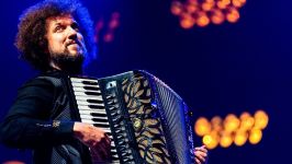 Janez Dovč & Sounds of Slovenia: Zemlja, iz tebe se dotikam vsega