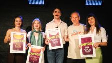 Od leve proti desni Mija Novak, zlata kanta; Eli Škaler, bronasta kanta; Blaž Krušič, srebrna kanta, Peter Andrej, organizator Kantfesta; Tea Rakovič Schmidt, vox populi.