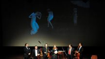 Svetlana Makarovič in solisti ciganskega orkestra (foto: arhiv Imago Sloveniae)