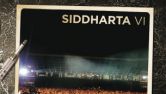 ALbum VI je Siddharta posnela na koncertu, kjer so bile pesmi prvič predstavljene v živo.