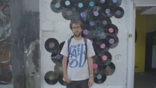 Borja Močnik pred 5 Pointz-om v Queensu, največjo legalno grafitarsko točko v mestu. (foto: Kristina Ravnikar)
