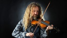 Noreia poglablja sodelovanje z slovitim irskim violinistom Tolo Custyjem