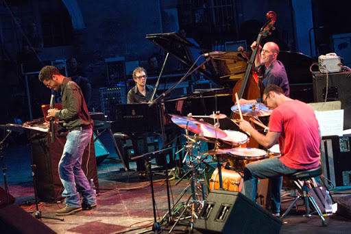 Črnčec je z zasedbo potoval po polju sodobnega jazzovskega mainstreama, katerega izraz lahko določajo mnoge tradicije, tokrat zbrane v postbopovski mešanici previdno odmerjenih elementov fusiona in različnih latinskoameriških ritmov. (Foto: Nada Žgank)