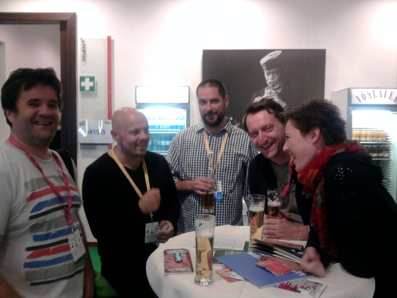 Boštjan Cvek, Ingebrigt Håker Flaten, Dave Rempis, Bogdan Benigar in Brina Vogelnik v Saalfeldnu (foto: osebni arhiv Brine Vogelnik)