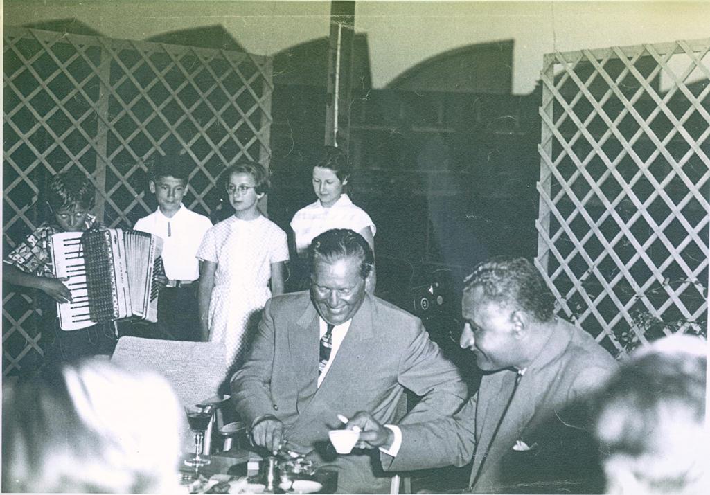 Tito in Naser poslušata slovenske ljudske pesmi (18. 6. 1960, Koper) (foto: osebni arhiv Bogdane Herman)