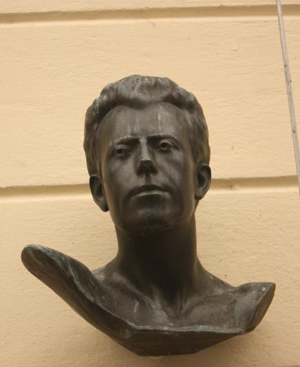 Doprsni kip Gustava Mahlerja na ljubljanskem Mestnem trgu. Mahler je v sezoni 1881/82 deloval kot dirigent  ljubljanskega Deželnega gledališča.